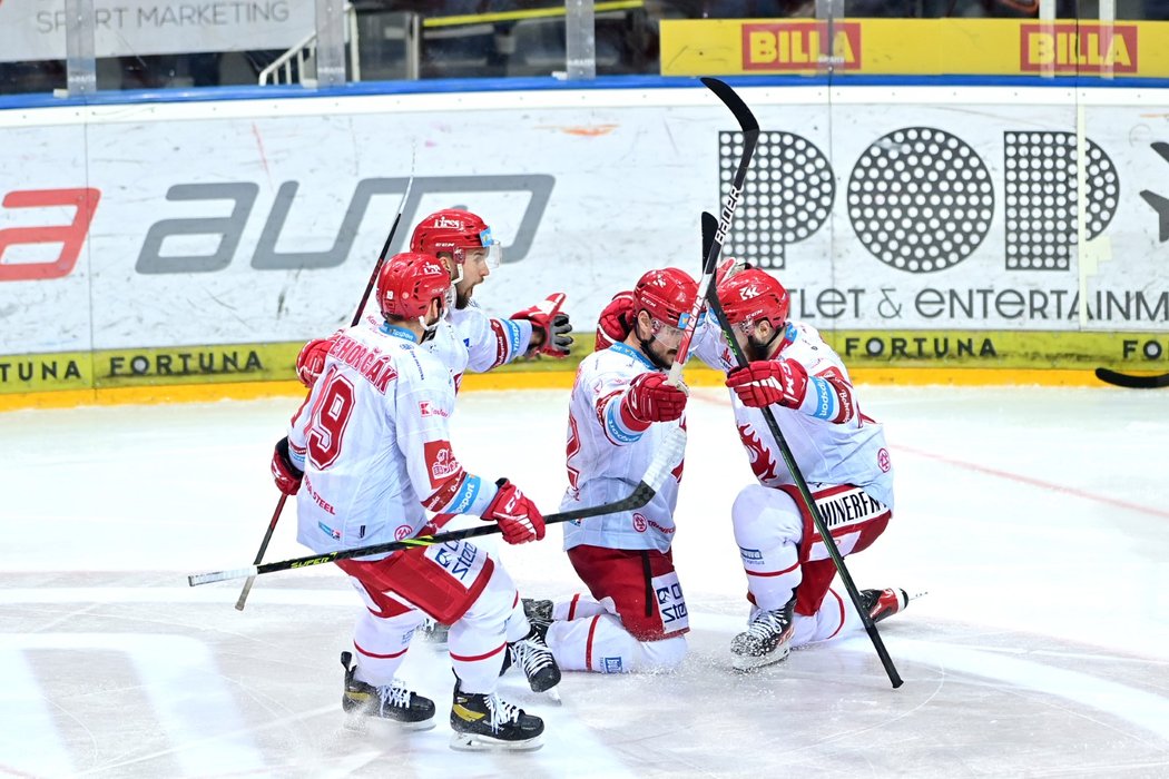 Třinečtí hokejisté se radují z gólu Vladimíra Draveckého