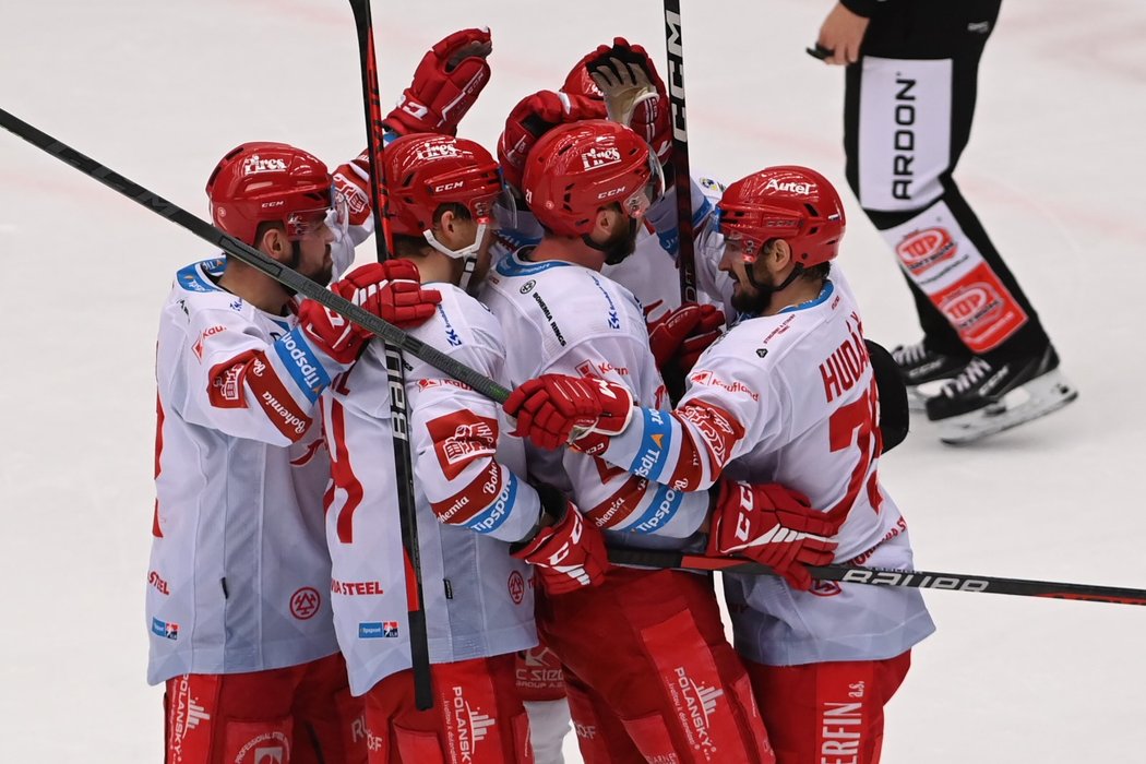 Třinečtí hokejisté se radují z úvodní trefy utkání, o kterou se postaral Martin Marinčin