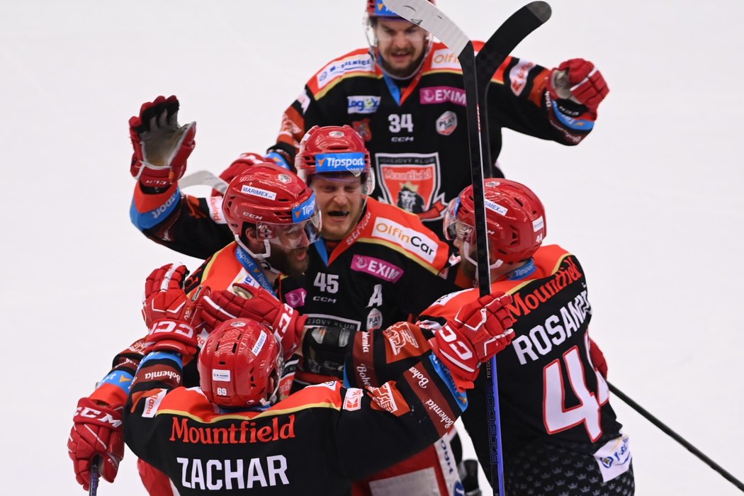 Hradečtí hokejisté se radují z vyrovnání, o které se postaral Mislav Rosandič