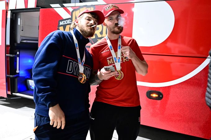 Oslavy titulu ONLINE: První zastávka na benzince! Sedlák bral pět piv, v akci i cigarety Oslavy titulu ONLINE: První zastávka na benzince! Sedlák bral pět piv, v akci i cigarety