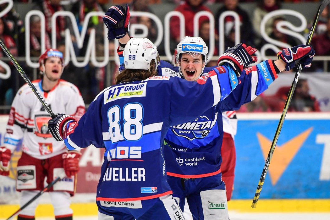 Peter Mueller a Jakub Orsava se radují ze vstřelené branky do sítě Hradce Králové během druhého čtvrtfinále