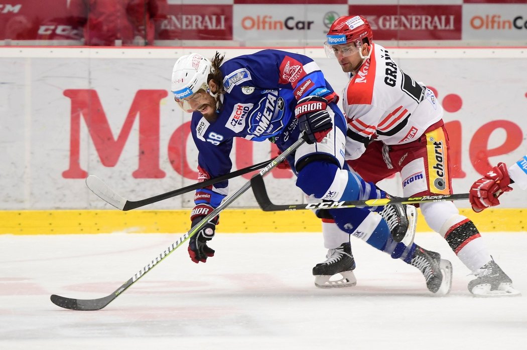 Peter Mueller (vlevo) a Dominik Graňák (vpravo) v souboji o kotouč během druhého čtvrtfinále mezi Hradcem a Kometou