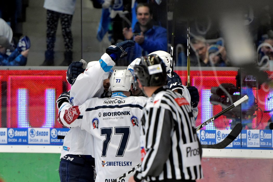 Hokejisté Plzně se radují z branky vstřelené Olomouci během druhého čtvrtfinále play off