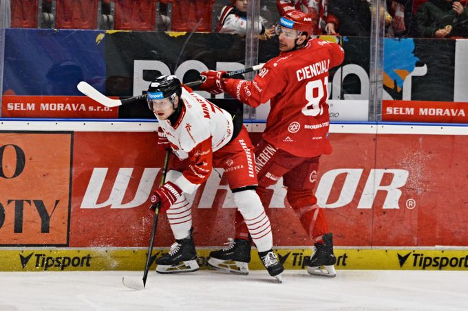 ONLINE: Olomouc - Třinec 0:1. Kometa i Sparta bojují o mečbol, Vary můžou postoupit ONLINE: Olomouc - Třinec 0:1. Kometa i Sparta bojují o mečbol, Vary můžou postoupit