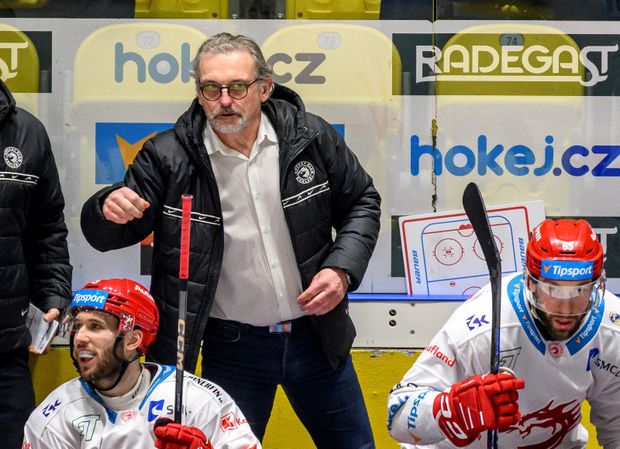 Třinecký trenér Zdeněk Moták během utkání předkola na ledě Litvínova Třinecký trenér Zdeněk Moták během utkání předkola na ledě Litvínova