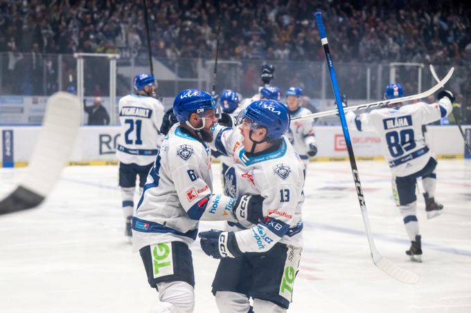 Euforie na Kladně! Vítězný gól? Rozhodčím (asi) chyběl průkazný záběr, Nedvěd si stěžoval Euforie na Kladně! Vítězný gól? Rozhodčím (asi) chyběl průkazný záběr, Nedvěd si stěžoval