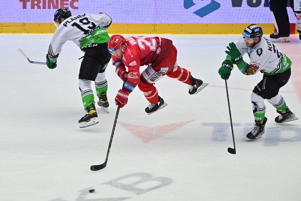 Zatímco Petr Vrána bojuje s Třincem v play-off, jeho partnerka Nikola Ogrodníková pobývá v Africe