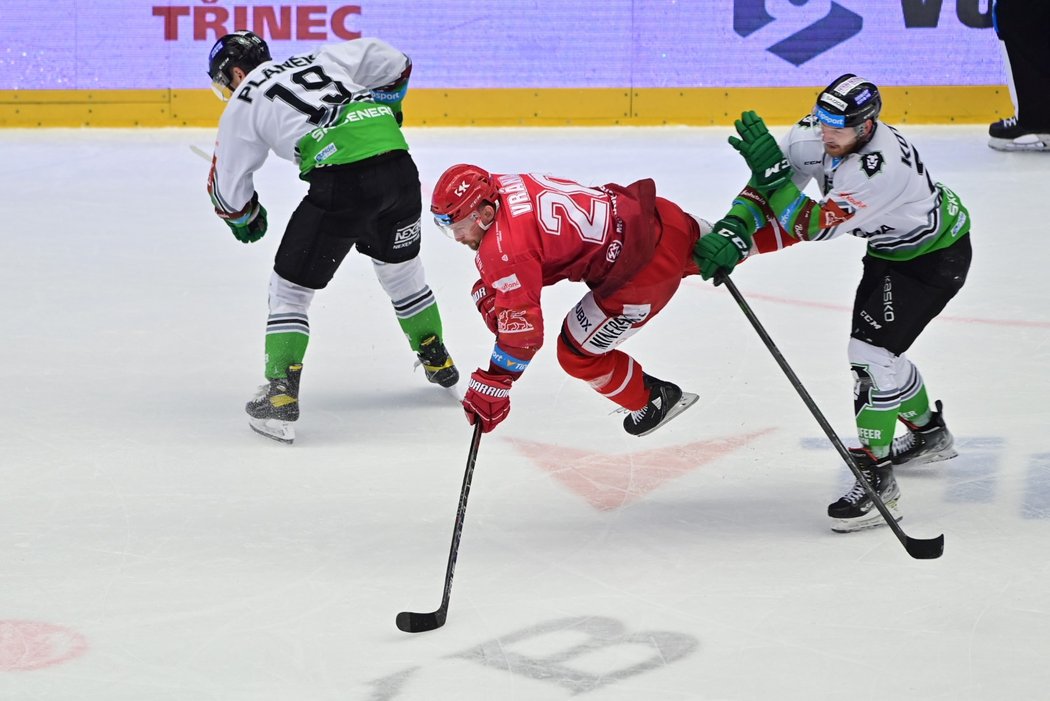 Zatímco Petr Vrána bojuje s Třincem v play-off, jeho partnerka Nikola Ogrodníková pobývá v Africe