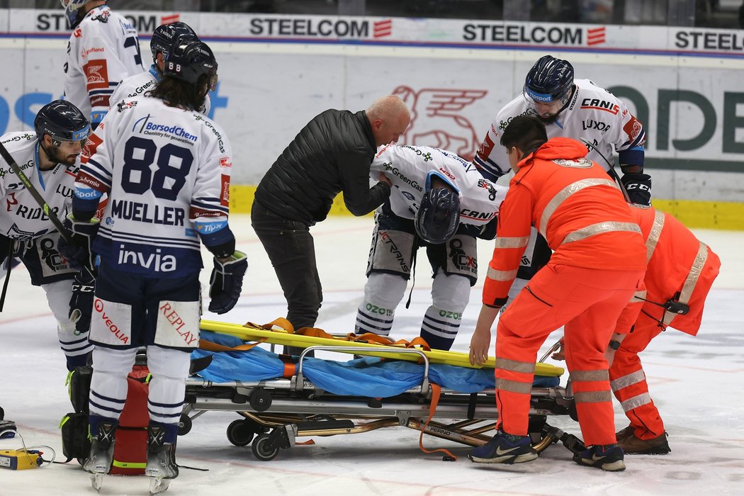Petra Gewieseho zasáhl puk někam do oblasti ledvin, led opouštěl na nosítkách