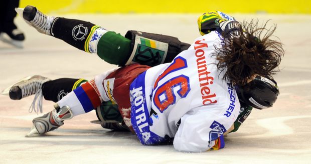 V památném 6. semifinále se rozzuřil i budějovický Jindřich Kotrla, který se podal Romana Proška z Karlových Varů V památném 6. semifinále se rozzuřil i budějovický Jindřich Kotrla, který se podal Romana Proška z Karlových Varů