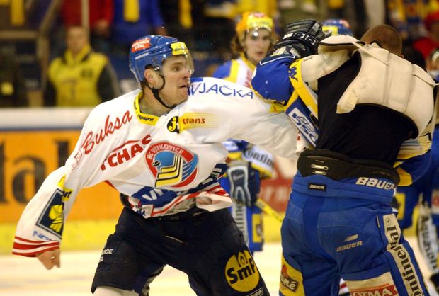 V ostrém semifinále 2005 mezi Zlínem a Vítkovicemi si frustraci vybil i vyhlášený kliďas Petr Hubáček V ostrém semifinále 2005 mezi Zlínem a Vítkovicemi si frustraci vybil i vyhlášený kliďas Petr Hubáček