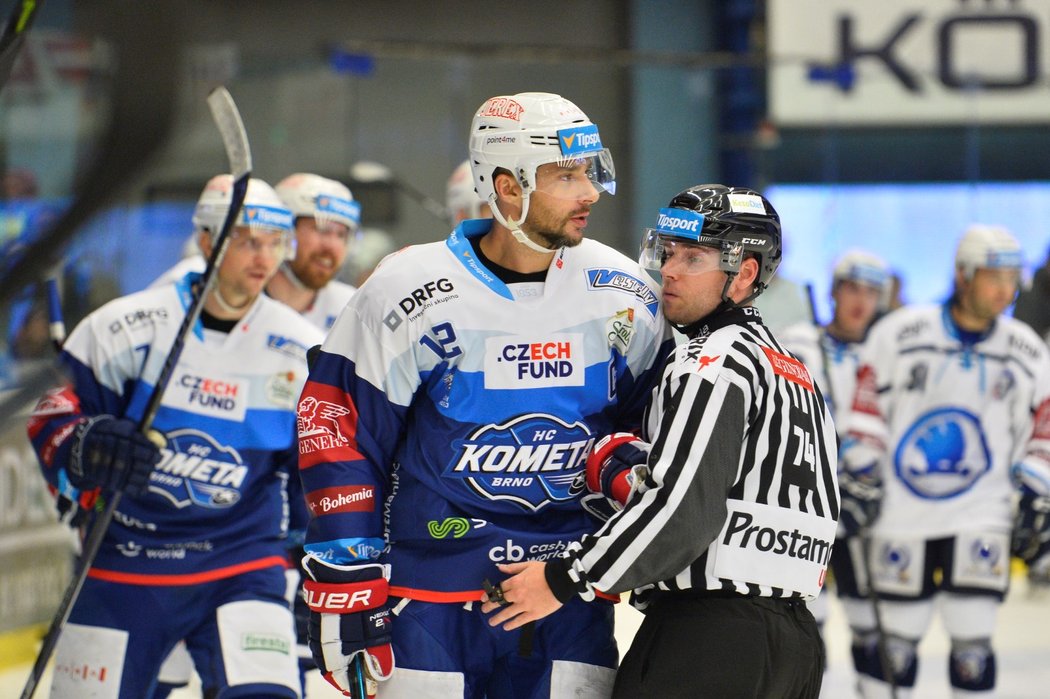 Leoš Čermák (uprostřed) během duelu 15. kola Tipsport extraligy mezi Plzní a Kometou Brno