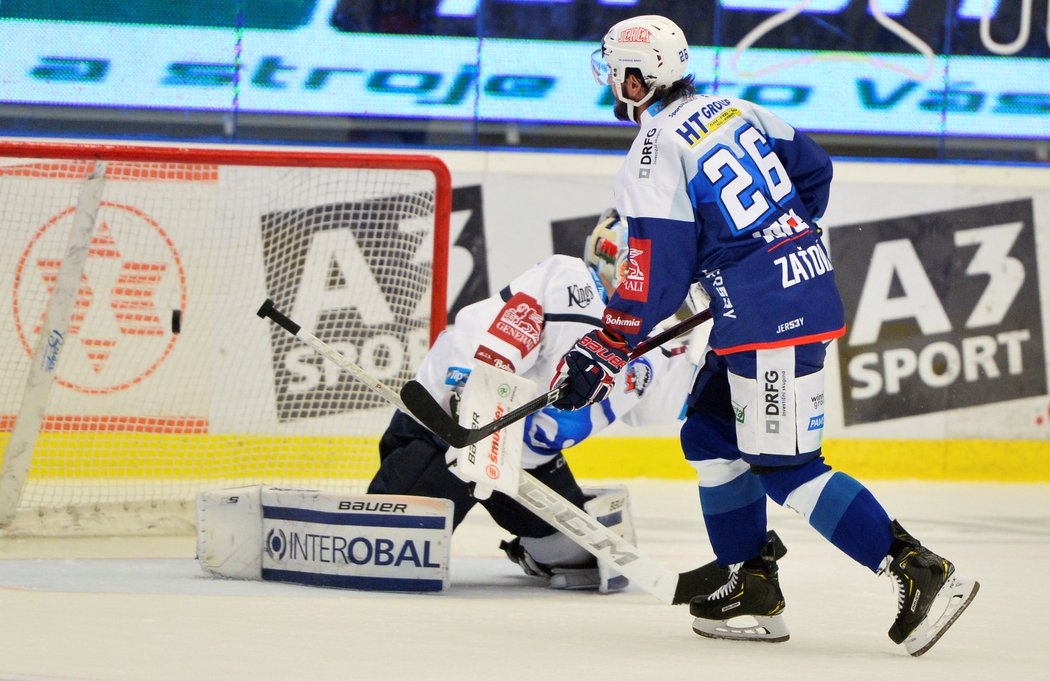 Martin Zaťovič (v popředí) proměnil nařízené trestné střílení proti brankáři Dmitriji Milčakovovi (v pozadí) v rámci 15. kola Tipsport extraligy