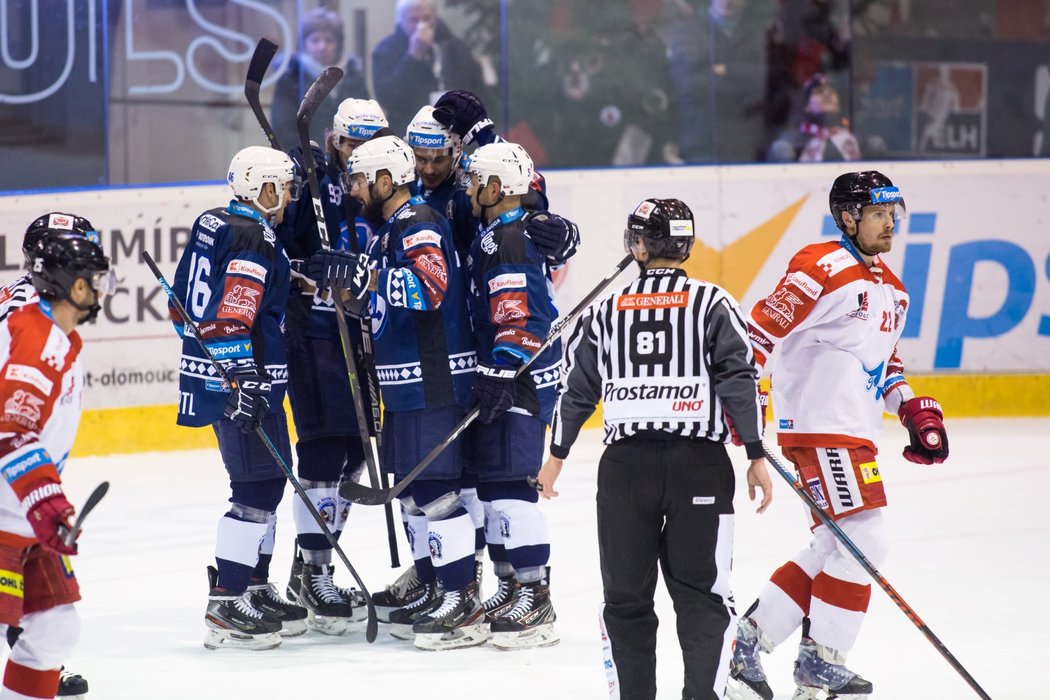 Plzeňští hokejisté se radují z trefy do sítě Olomouce