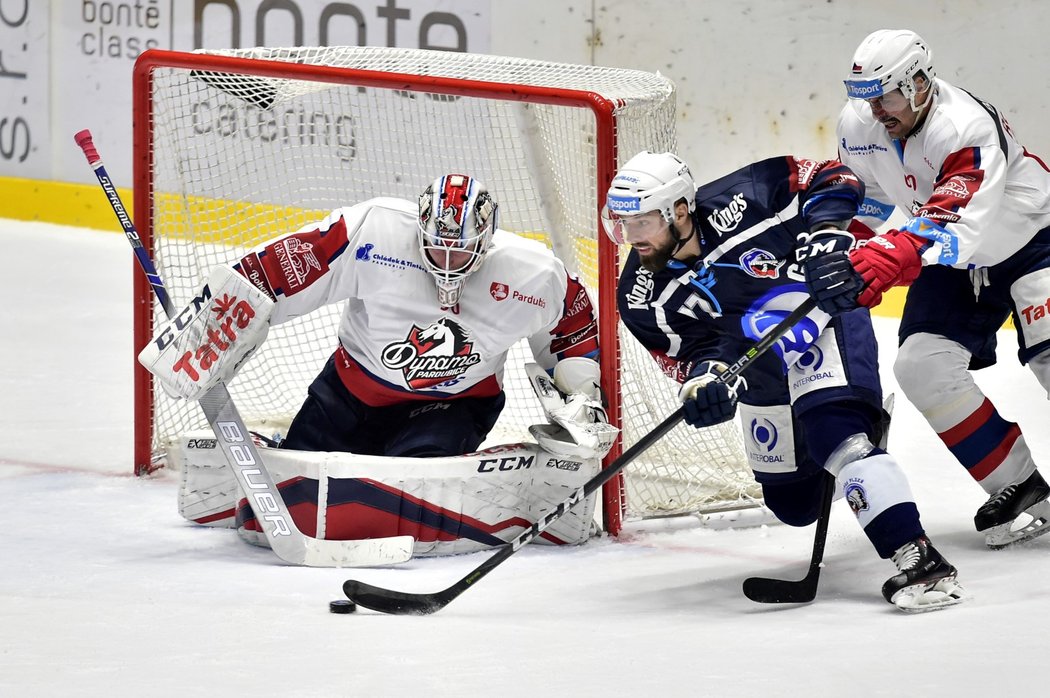 Plzeňský kapitán Gulaš se dere do zakončení v zápase proti Pardubicím