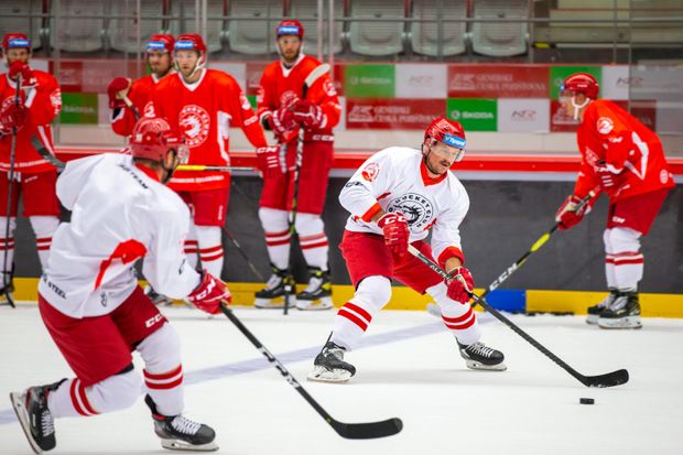 Třinec má aktuálně dva a půl tisíce prodaných permanentek, což je oproti loňsku mírný pokles Třinec má aktuálně dva a půl tisíce prodaných permanentek, což je oproti loňsku mírný pokles