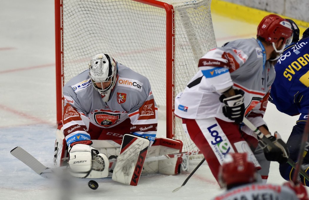 Hradecký brankář Štěpán Lukeš likviduje puk před svou brankou