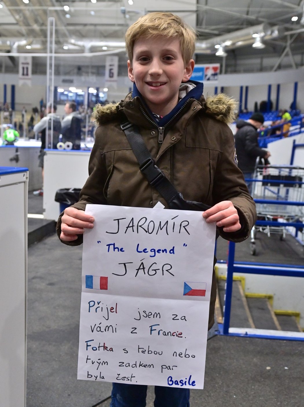 Malý fanoušek Jaromíra Jágra, který přijel až z Francie, aby svůj vzor podpořil během utkání, v němž oslavil 51. narozeniny