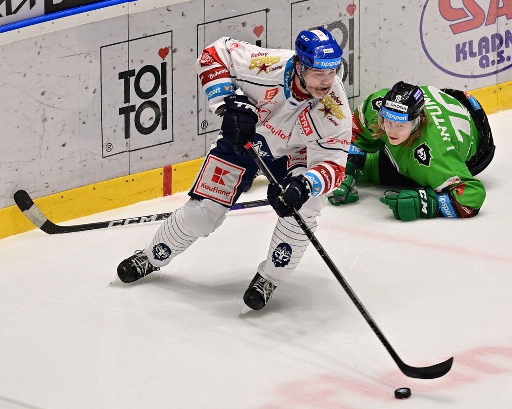 Jaromír Jágr naskakuje v dresu Kladna do utkání proti Mladé Boleslavi v den svých 51. narozenin