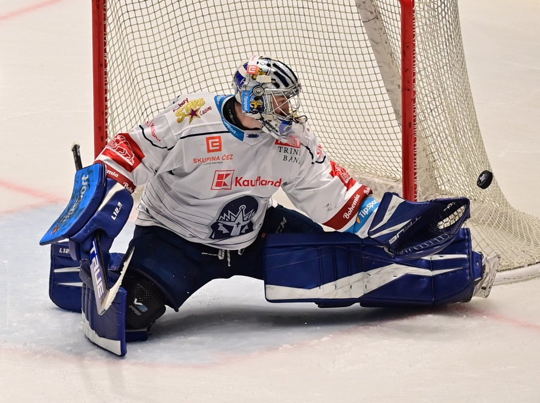 Kladenský gólman Landon Bow zasahuje v utkání 46. kola proti Mladé Boleslavi