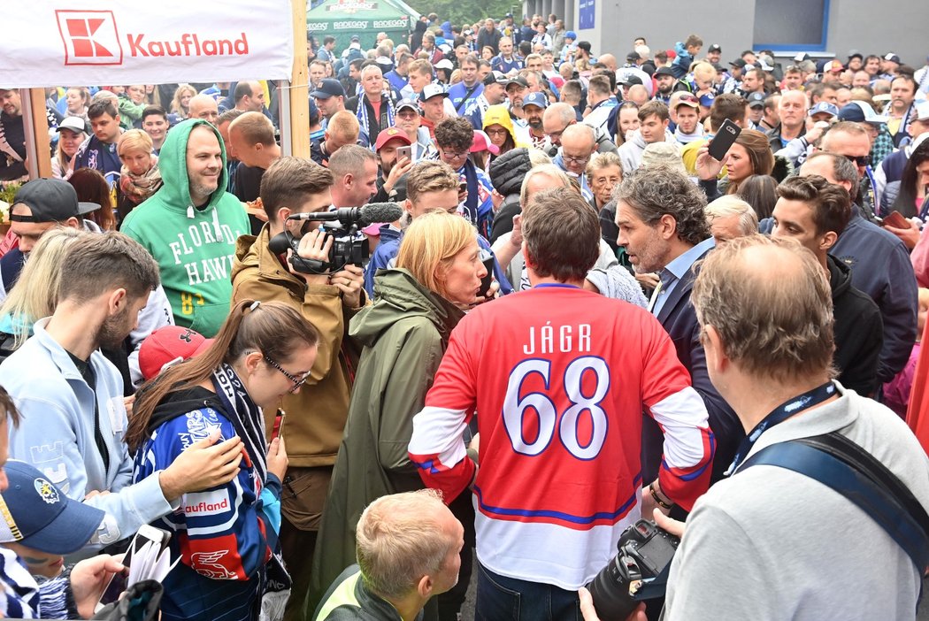 Kladno se po rekonstrukci dočkalo otevření arény, k fanouškům před úvodním kolem proti Dynamu promluvil i Jaromír Jágr