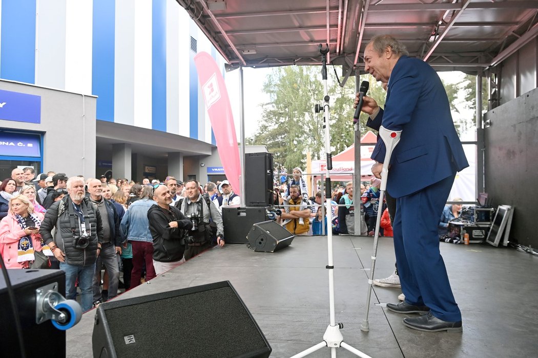 Kladno se po rekonstrukci dočkalo otevření arény, k fanouškům před úvodním kolem proti Dynamu promluvil i Jaromír Jágr