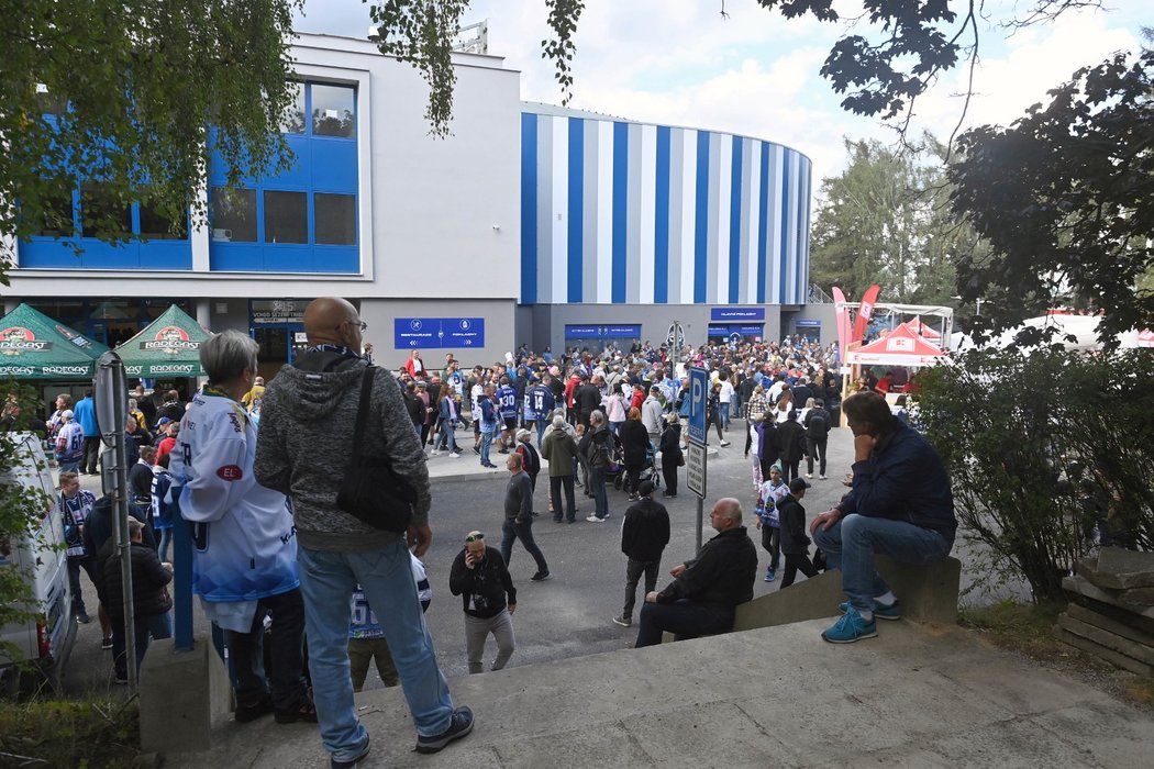 Kladno se po rekonstrukci dočkalo otevření arény, k fanouškům před úvodním kolem proti Dynamu promluvil i Jaromír Jágr