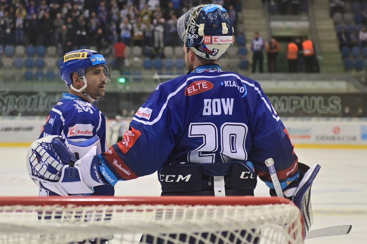 Brankář Landon Bow v debatě s Tomášem Plekancem