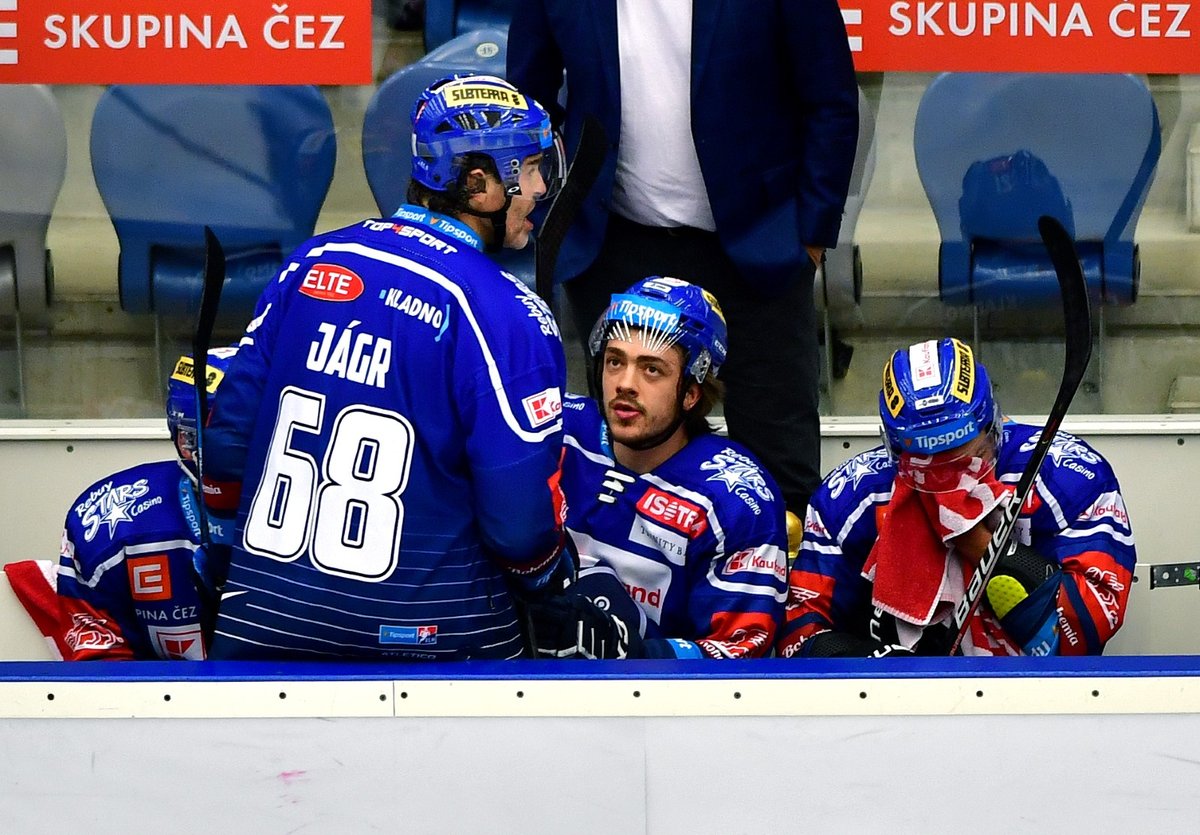 Jaromír Jágr promlouvá na střídačce ke svým spoluhráčům