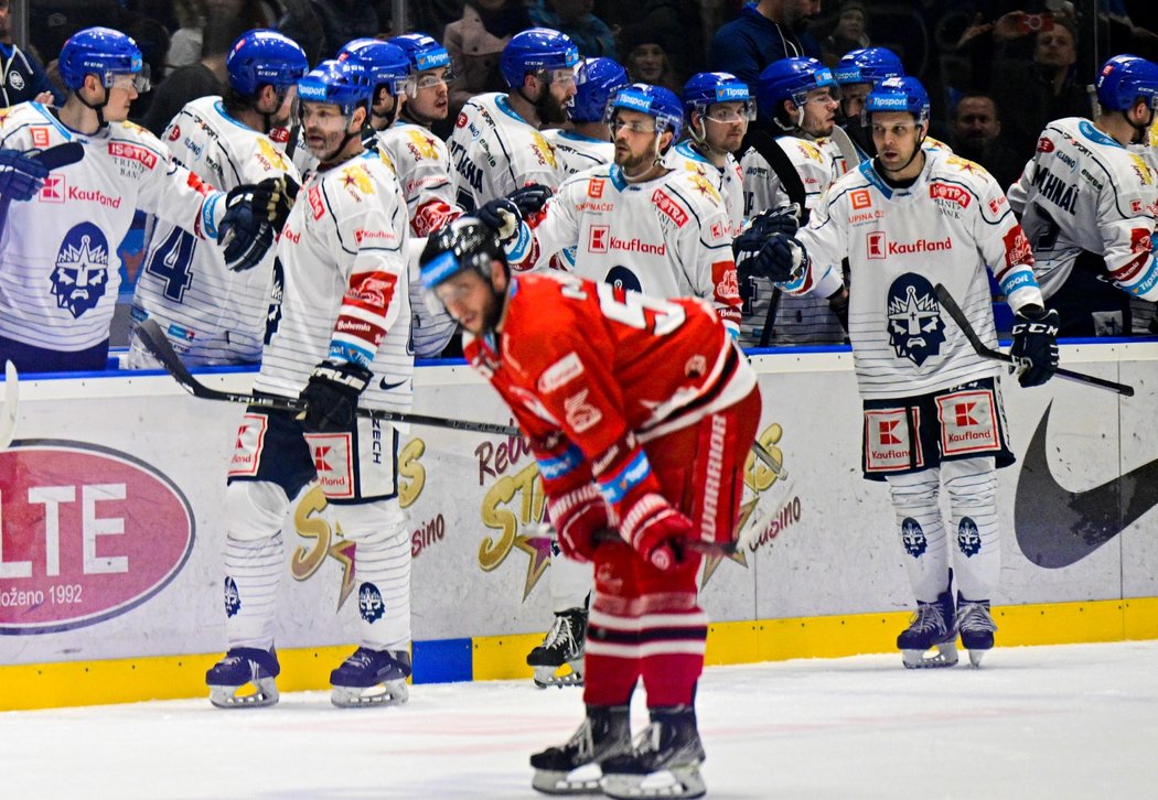 Jaromír Jágr (vlevo) se raduje se svými kolegy z gólu v utkání Kladno - Olomouc