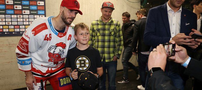 David Krejčí se po utkání v Chomutově vyfotil i s malým fanouškem v tričku Bostonu