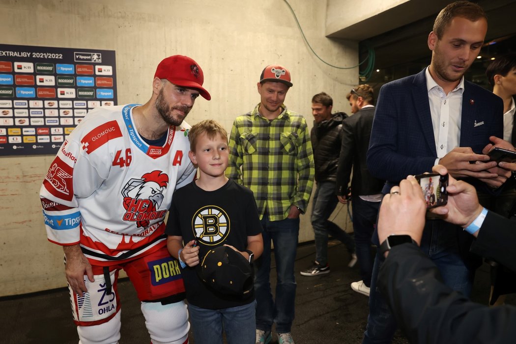 David Krejčí se po utkání v Chomutově vyfotil i s malým fanouškem v tričku Bostonu