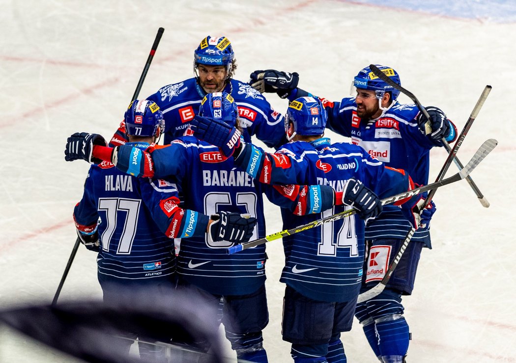 Kladenští hokejisté se radují z první branky utkání proti Litvínovu