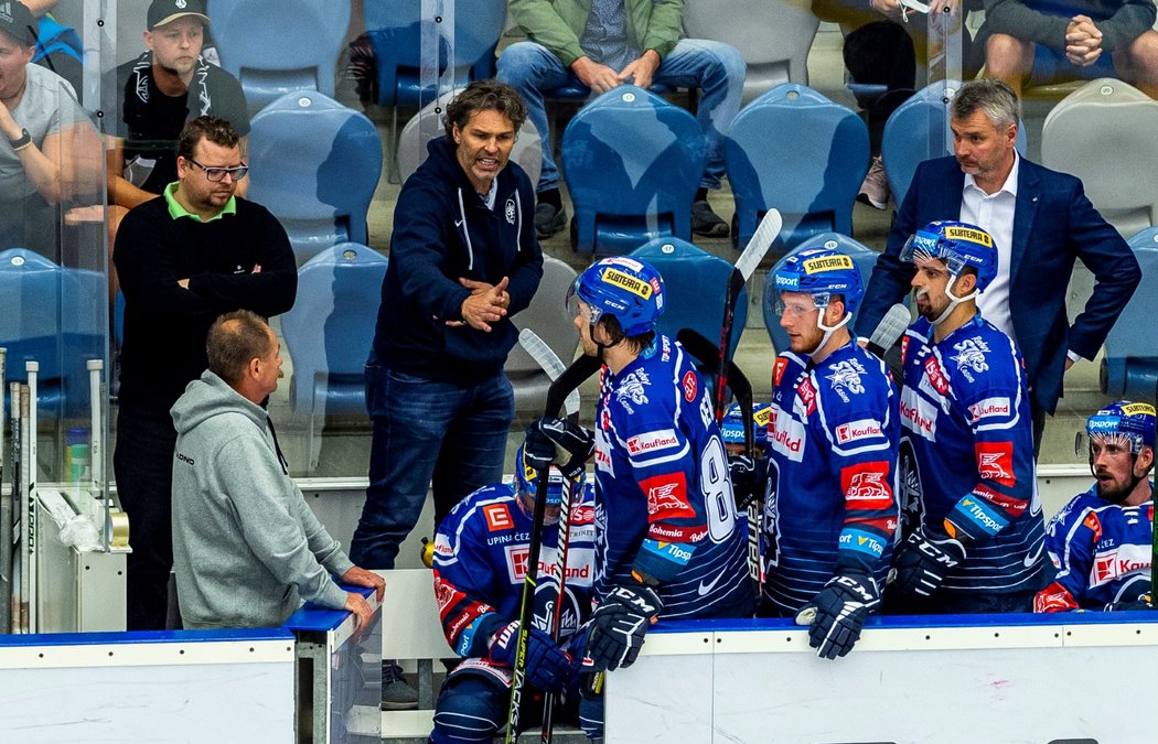 Jaromír Jágr se na ledě neobjevil, na střídačce pomáhal trenérům