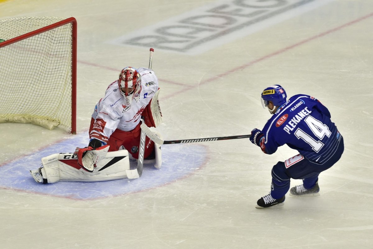 Tomáš Plekanec před třineckým brankářem Markem Mazancem