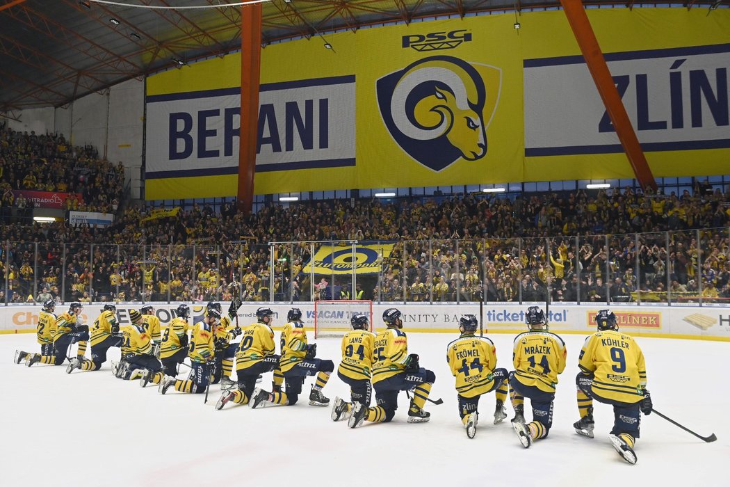 Zklamaní zlínští hokejisté po neúspěšné baráži děkují fanouškům