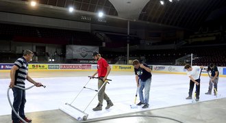 VIDEO: To je dřina! Podívejte se, jak se staví extraligové kluziště