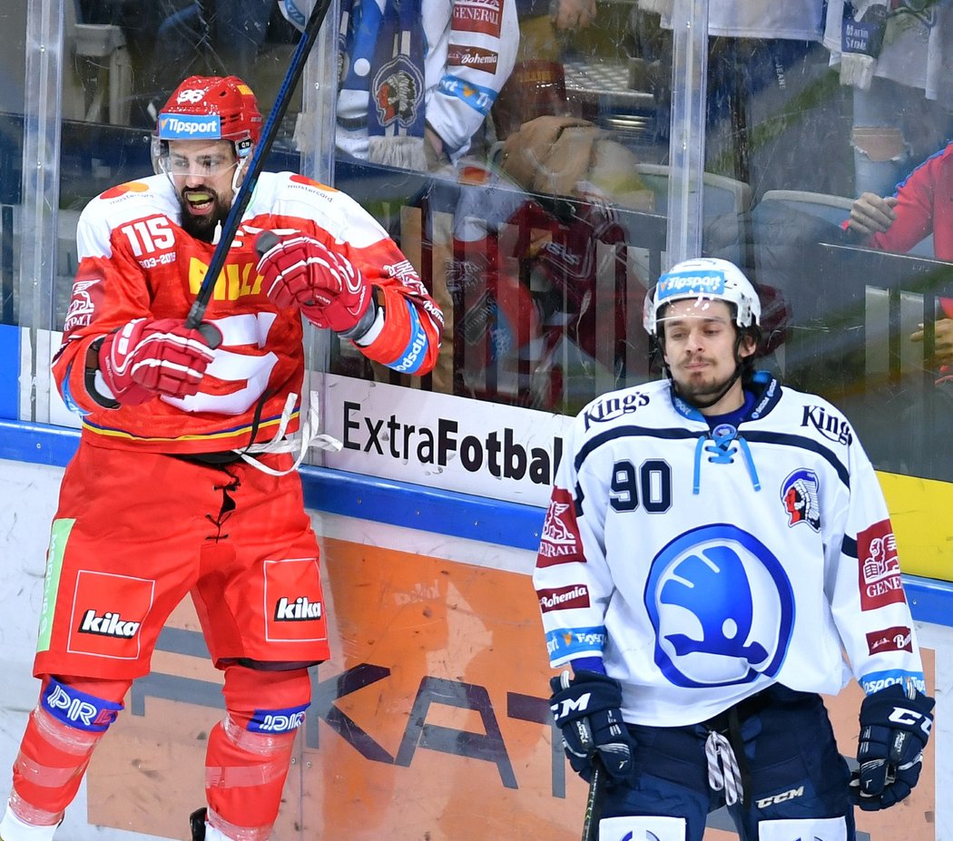 Richard Jarůšek (vlevo) se raduje z druhé vstřelené branky, Roman Vráblík (vpravo) smutní