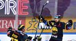 Litvínovští hokejisté se radují z vyrovnávací branky v duelu se Spartou