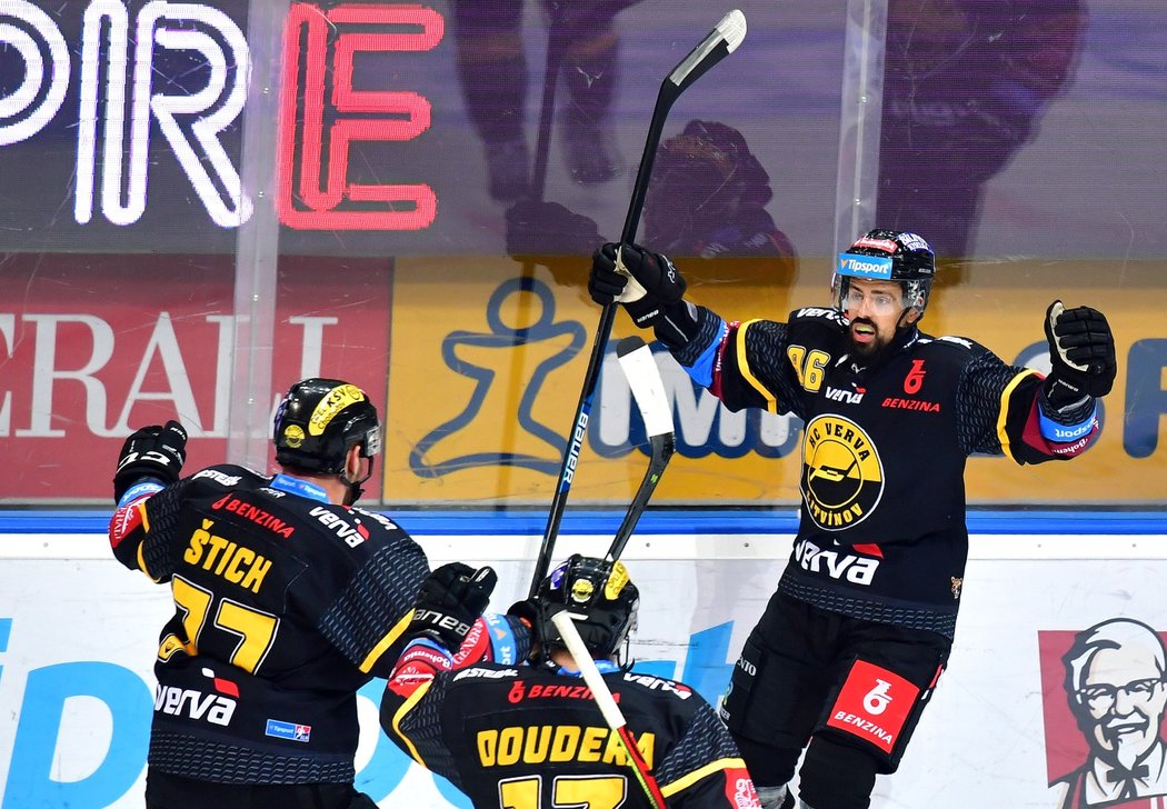 Litvínovští hokejisté se radují z vyrovnávací branky v duelu se Spartou