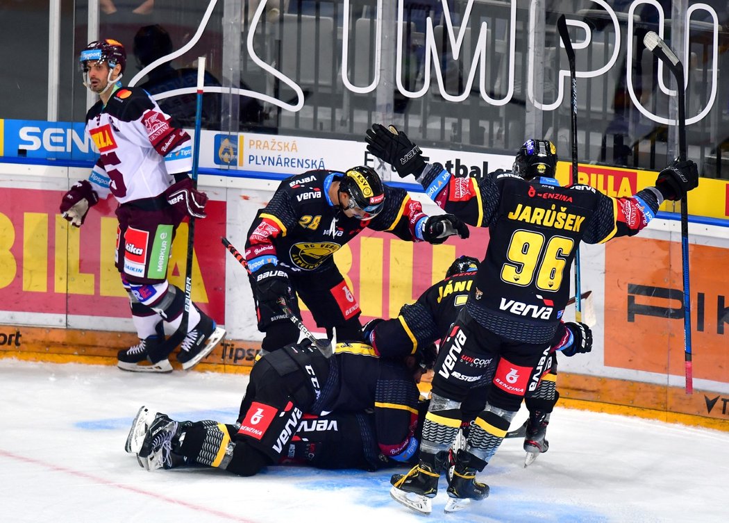 Litvínovští hokejisté se radují ze vstřelené branky v utkání se Spartou