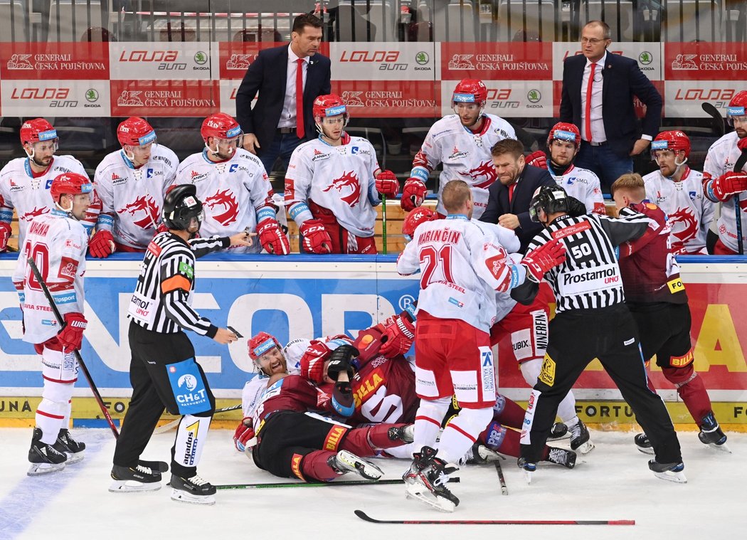 Bitku odstartoval střet Ondřeje Mikliše s Petrem Vránou