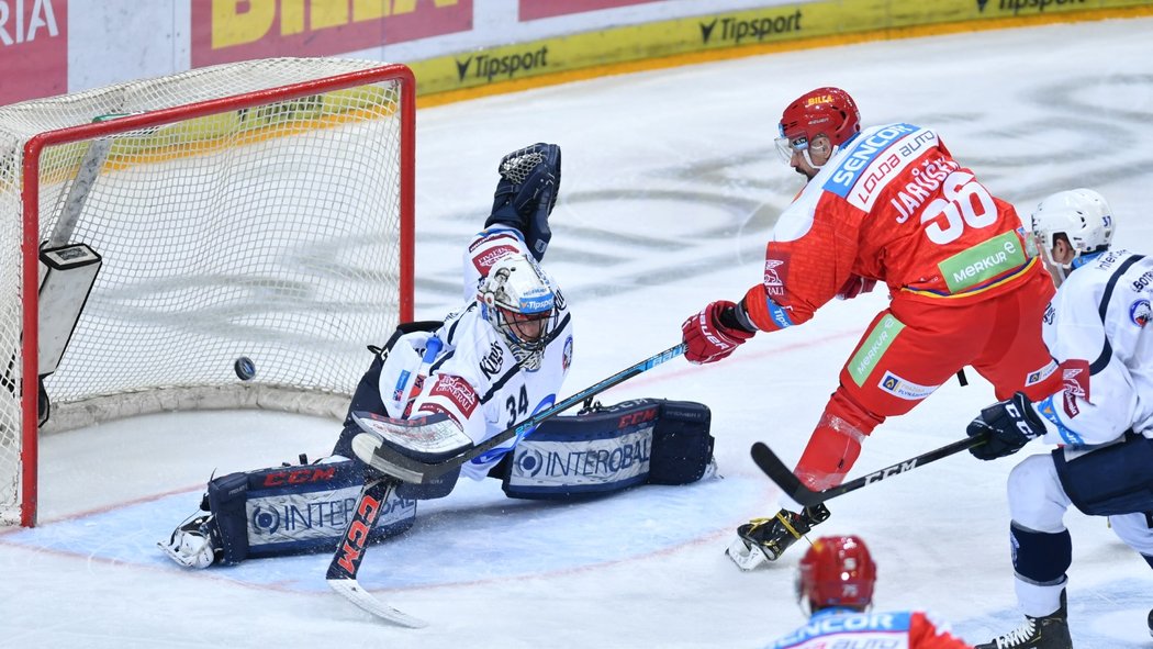 Richard Jarůšek střílí úvodní branku zápasu Sparta - Plzeň. Dominik Frodl se natahoval marně