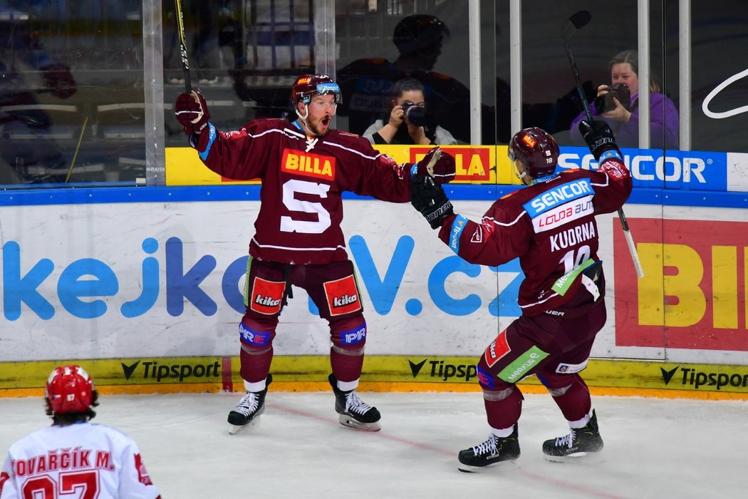 Zach Sill (vlevo) a Andrej Kudrna se radují po druhé sparťanské trefě