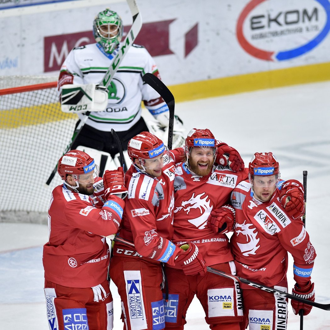 Hokejisté Třince oslavují branku v zápase s Mladou Boleslaví