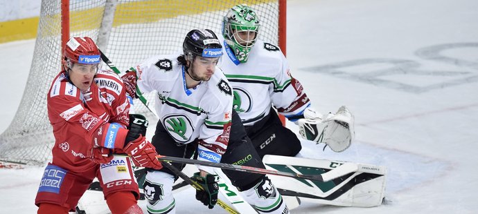 Jiří Polanský (vlevo) v souboji s Františkem Hrdinkou (vpravo) před bránou. V pozadí brankář Gašper Krošelj