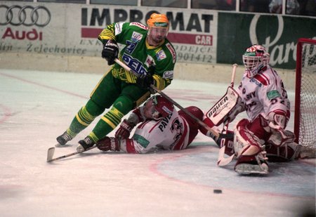 Ani třinecký brankář Radovan Biegl nedokázal vzdorovat vsetínské síle s útočníkem Jiří Dopitou ve finále 1998