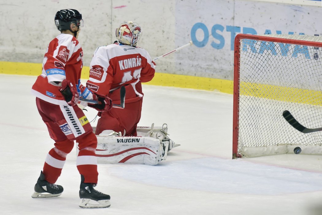 Branislav Konrád (v pozadí) a Jakub Galvas (v popředí) sledují, jak kotouč zaplul do branky během duelu Vítkovic s Olomoucí