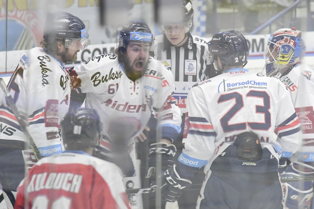 Peter Trška míří do kabiny během duelu s Olomoucí