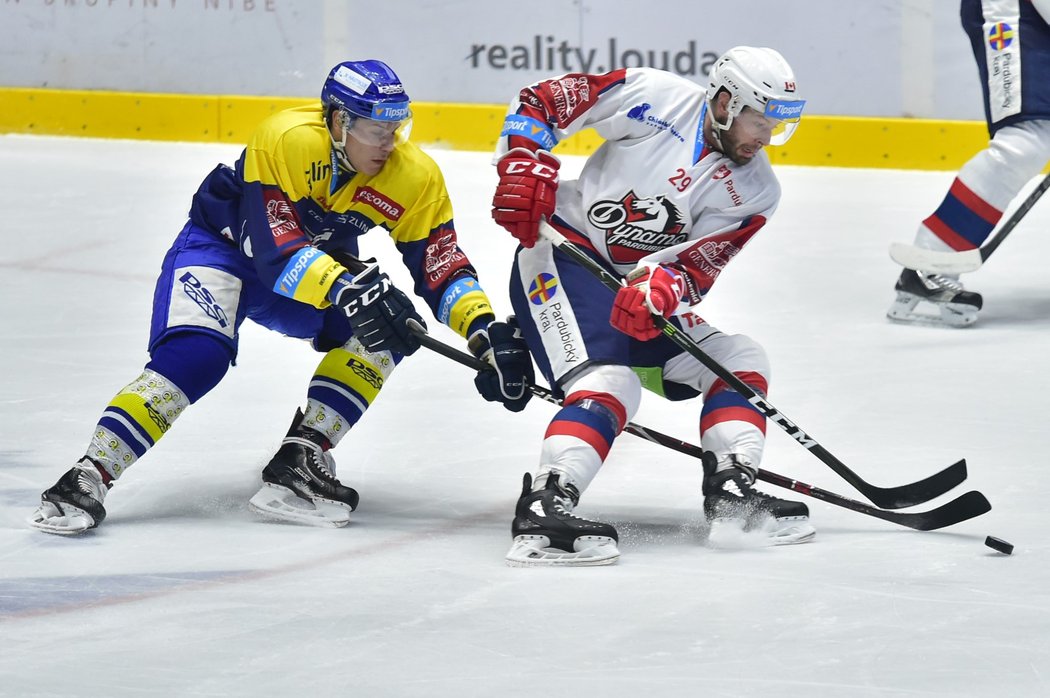 Tomáš Fořt (vlevo) a Jeremy Welsh (vpravo) v souboji o kotouč během utkání Pardubice - Zlín v rámci 22. kola Tipsport extraligy